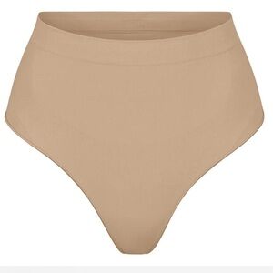 NWOT Skims Seamless Sculpt Mid-Waist Thong - S - Clay